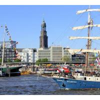 1900_30 Bugspriet Segelschiff Traditionssegler Atlantis; Michaeliskirche | Hafengeburtstag Hamburg - groesstes Hafenfest der Welt